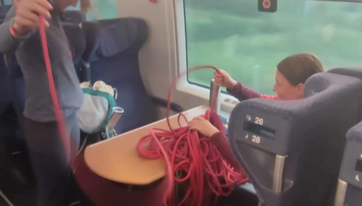 Seil zusammen nehmen im ICE | © Marcel Marquardt