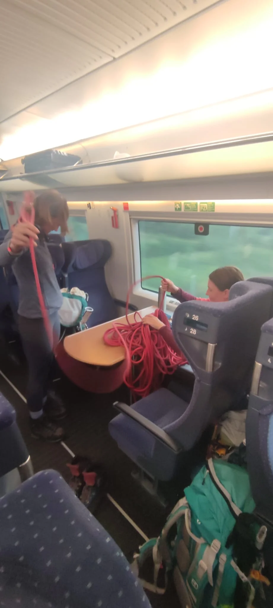 Seil zusammen nehmen im ICE | © Marcel Marquardt