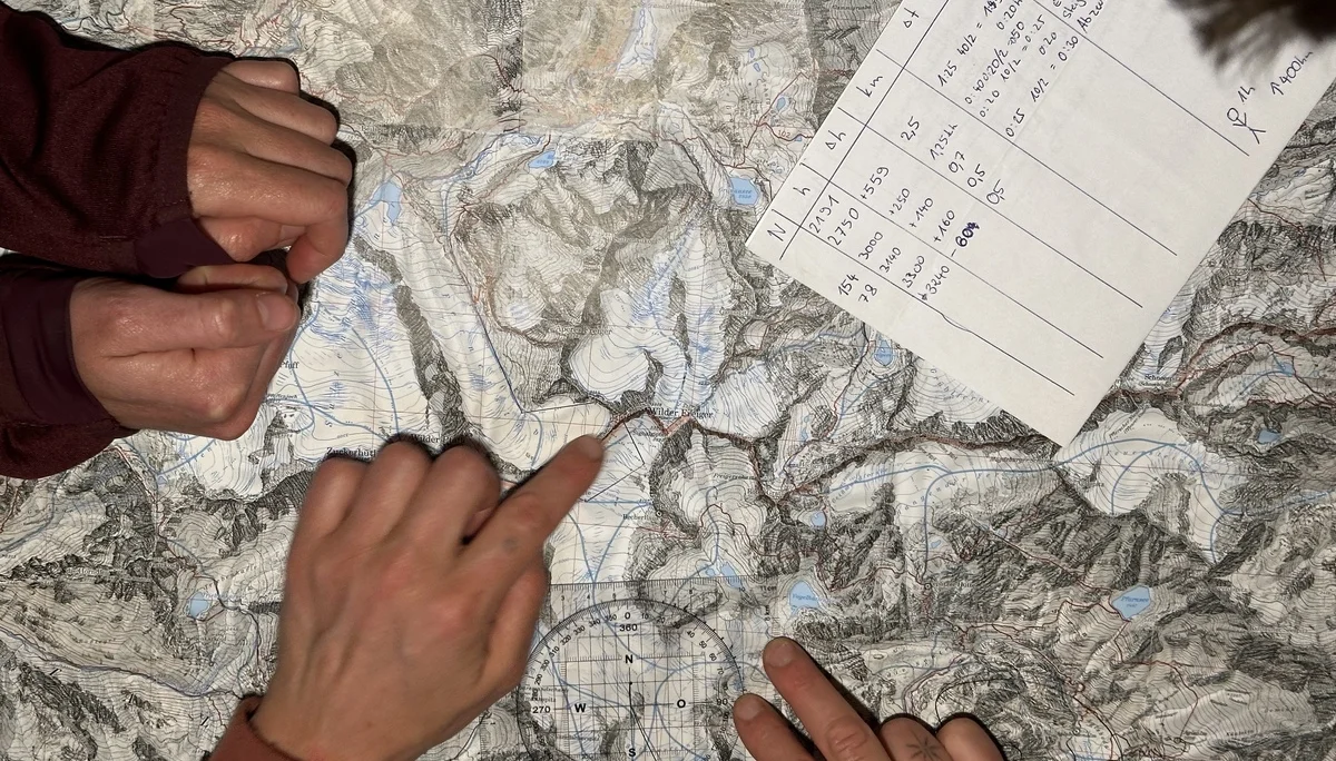 Tourenplanung am Abend | © Felix Unterberger