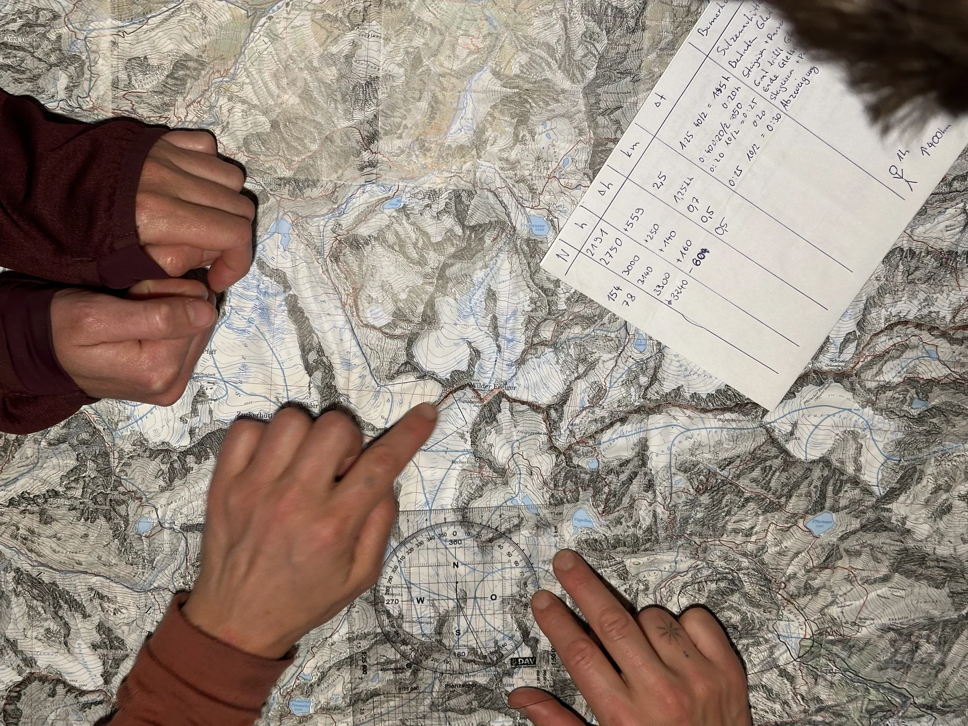 Tourenplanung am Abend | © Felix Unterberger