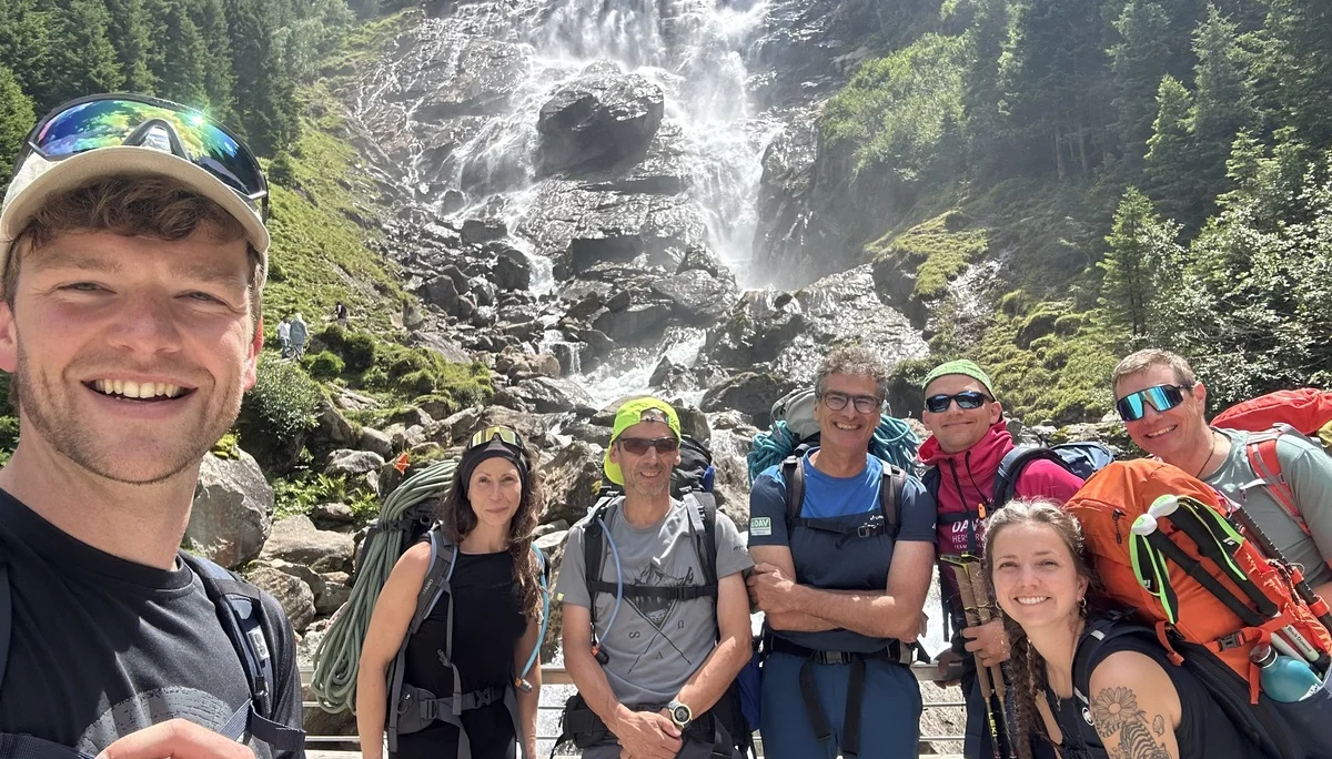 Gruppenfoto vor dem Grawa-Wasserfall | © Felix Unterberger
