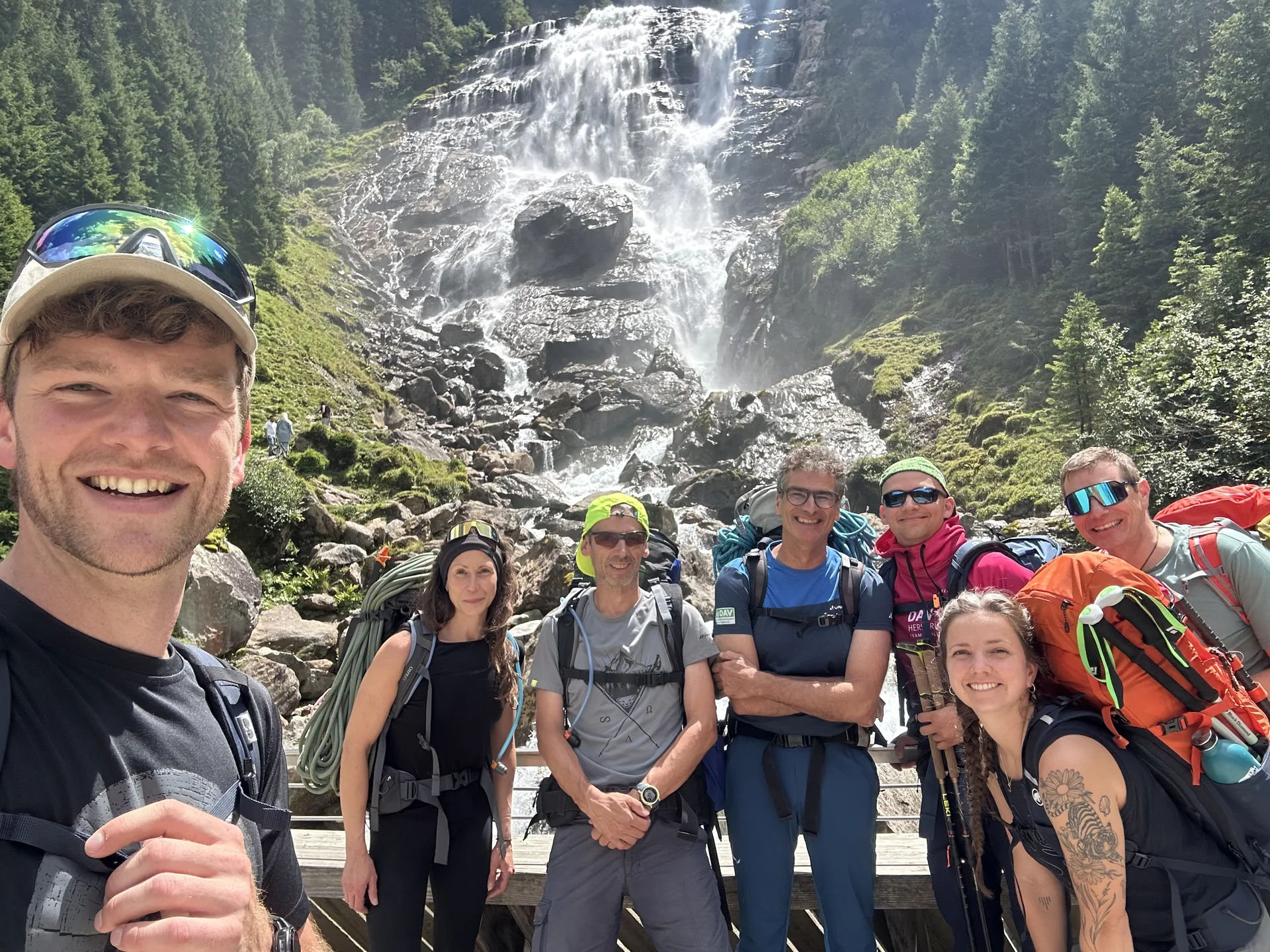 Gruppenfoto vor dem Grawa-Wasserfall | © Felix Unterberger