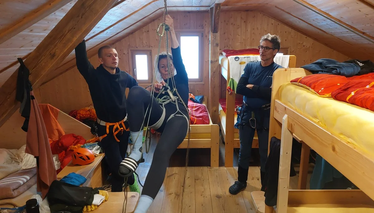 Trockenübung Selbstrettung aus der Spalte | © Carsten Tanzhaus