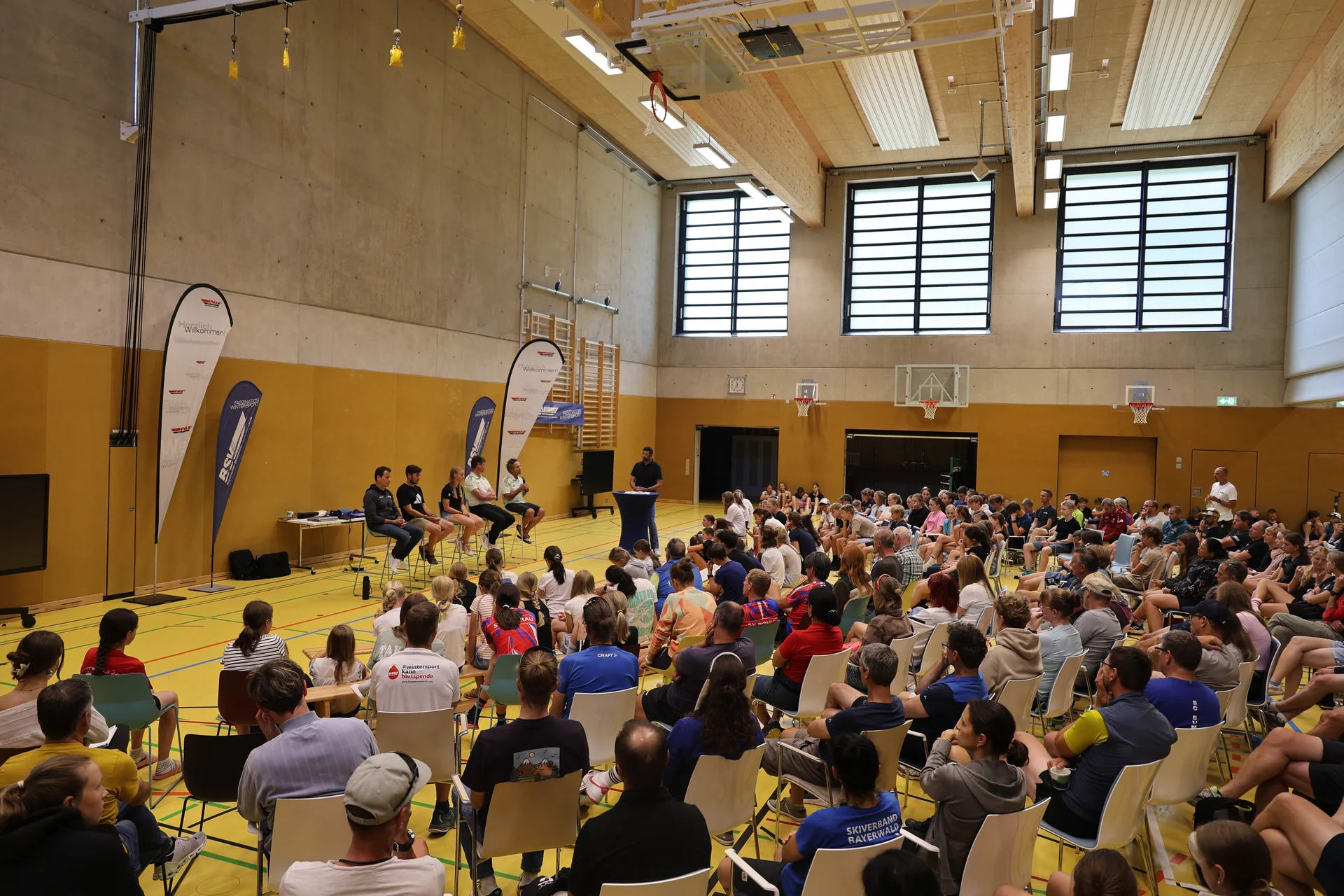 Podiumsdiskussion im Rahmen des DSV-Trainertages mit Wolfgang Weißmüller (BSV-Geschäftsführer), Lucas Bögel (2facher Olympiateilnehmer) Helen Hoffmann (U23-Gesamtweltcupsiegerin), Stephan Popp (neuer Nachwuchs-Cheftrainer des DSV) und Peter Schlickenrieder  | © DSV