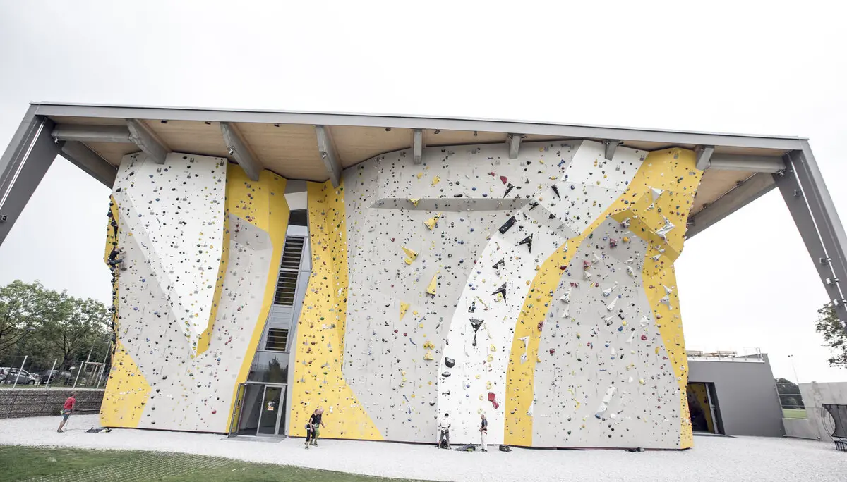 Blick auf den Außenbereich des DAV Kletter- und Boulderzentrum München-Nord. | © DAV/ Hansi Heckmair