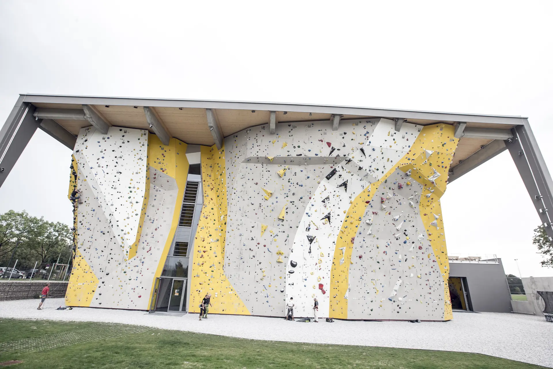 Blick auf den Außenbereich des DAV Kletter- und Boulderzentrum München-Nord. | © DAV/ Hansi Heckmair