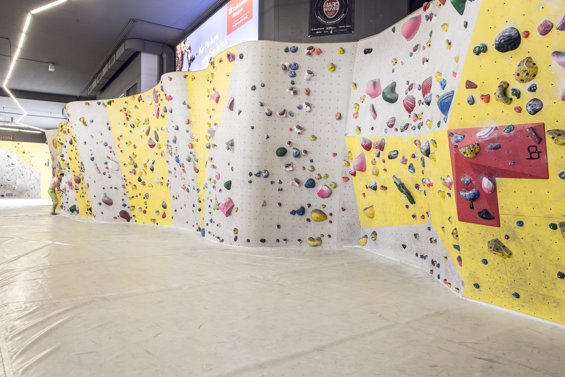 Blick in den Boulderbereich des DAV Kletter- und Boulderzentrum München-Nord. | © DAV/ Hansi Heckmair