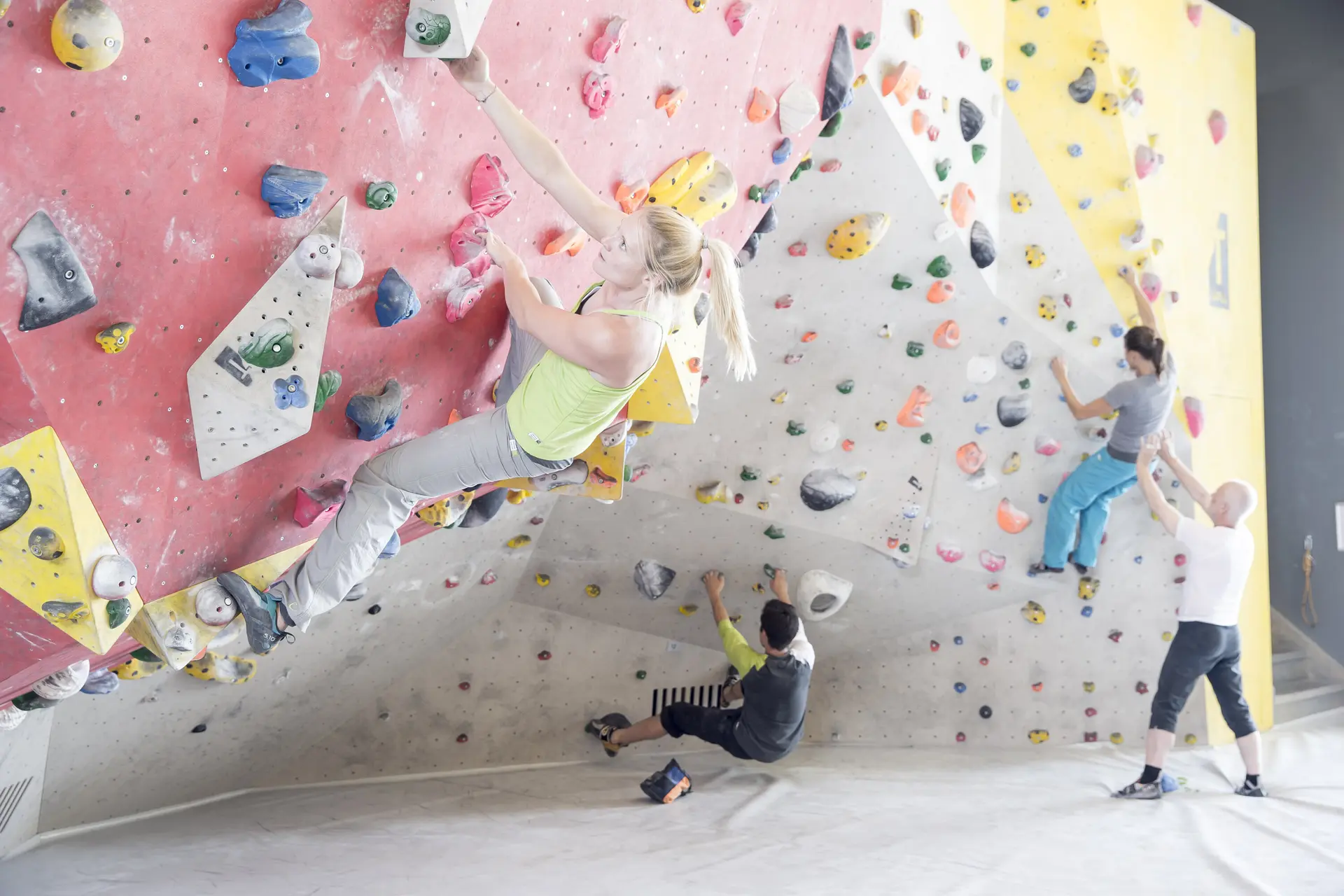 Mehrere Personen beim Bouldern in einer Boulderhalle des DAV | © DAV/ Hansi Heckmair