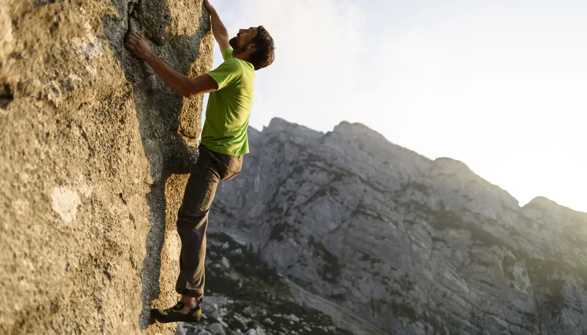 Ein Mann beim Bouldern am Fels. | © DAV/Wolfgang Ehn